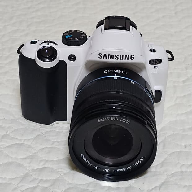 삼성 NX10 미러리스 카메라 화이트 박스 세트