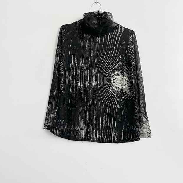 Queen sheer wood pattern top / black