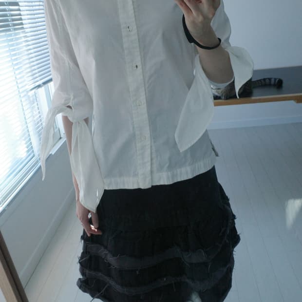 캐피탈 리본 셔츠