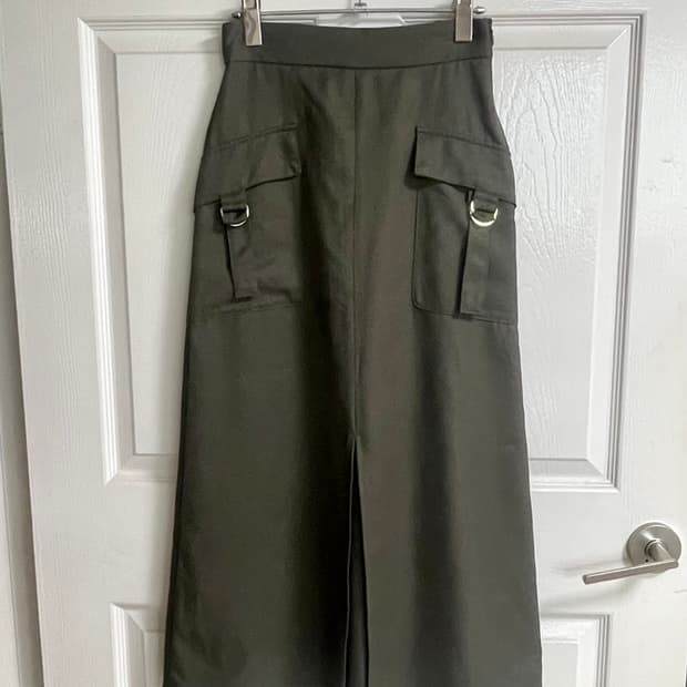 Belt cargo slit skirt