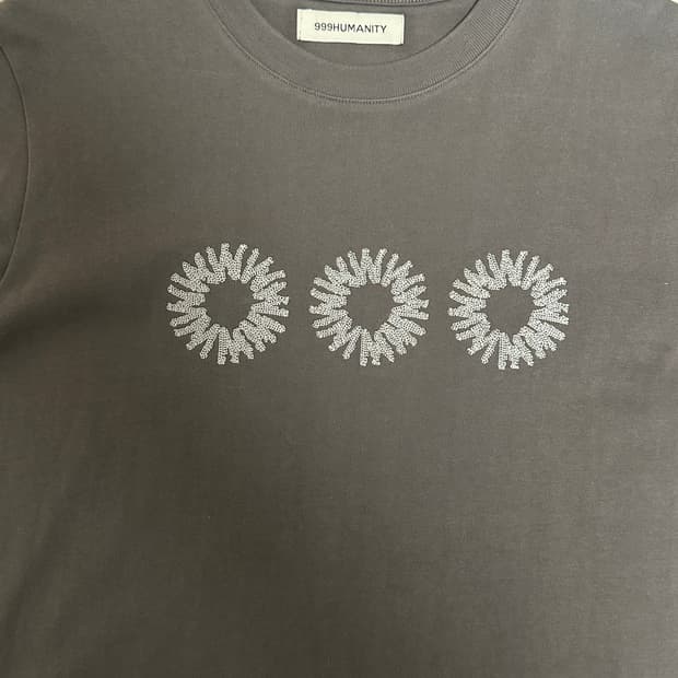 999휴머니티 EVD 로고 하프 티셔츠 차콜