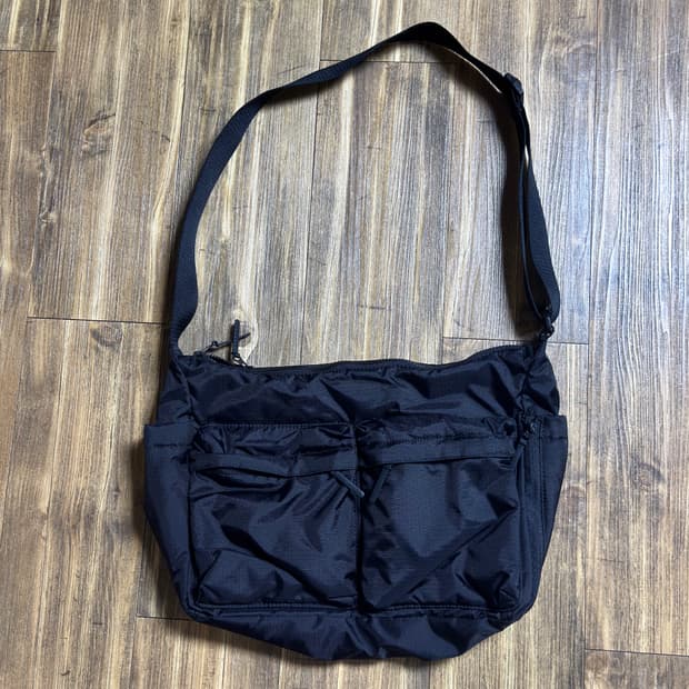 유니클로 멀티포켓 숄더백 크로스백