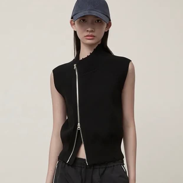 HIGH NECK LOGO KNIT ZIP UP VEST IN BLACK