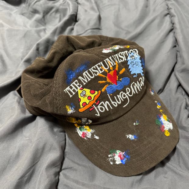 더뮤지엄비지터 존버거맨 코듀로이