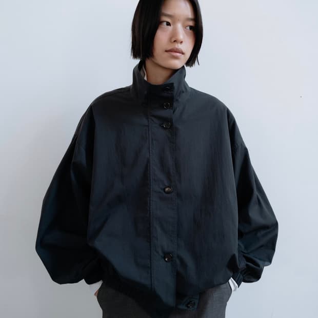 모노하 코튼 볼륨 슬리브 점퍼 다크네이비