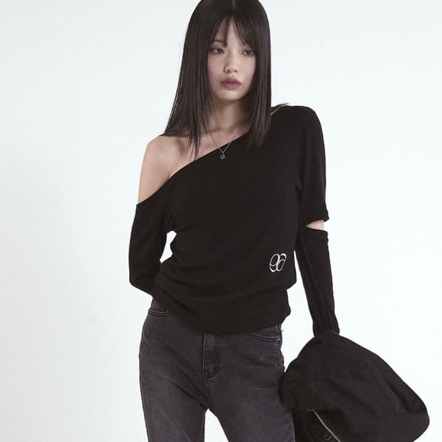 (새상품) 애즈온 원숄더 컷아웃 탑(블랙)