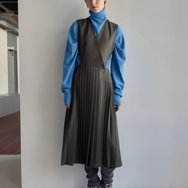 Low classic pleated dress khaki