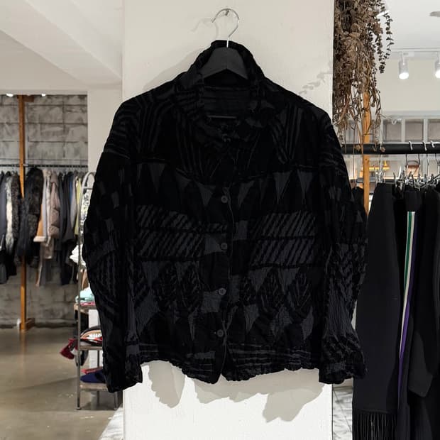 이세이 미야케 미 블랙 벨벳 하이넥 자켓