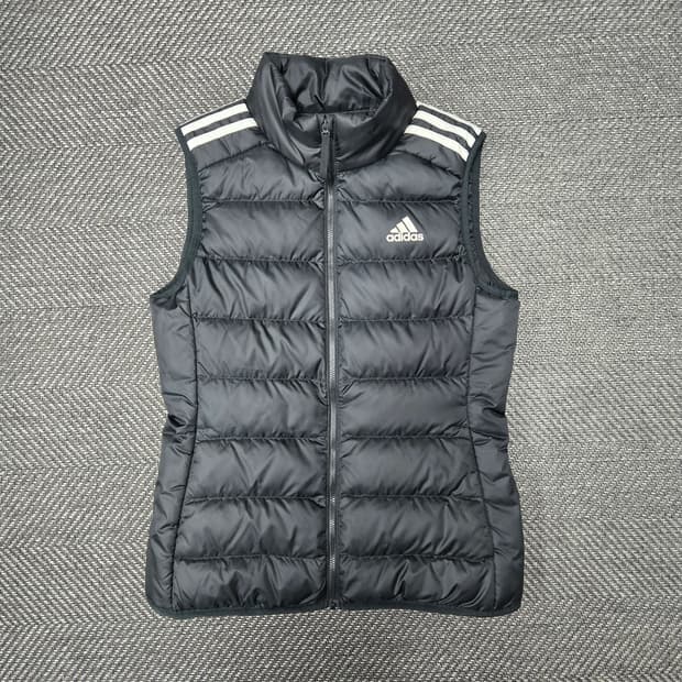 아디다스 에센셜 다운패딩 베스트 GH4586