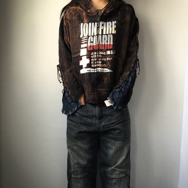 Detail point hood zip up