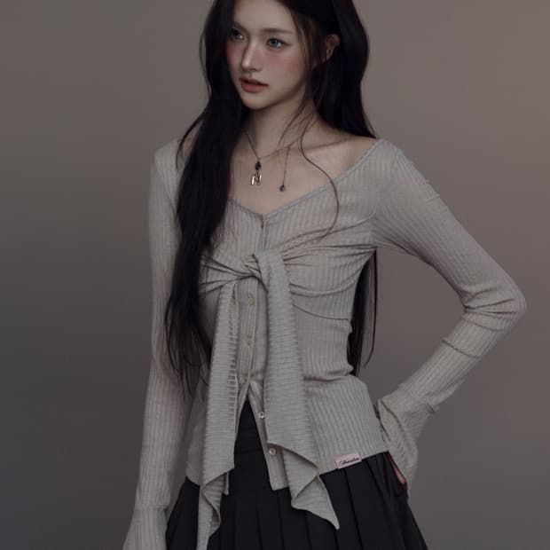 뉴얼린 Darling Twist Button Blouse