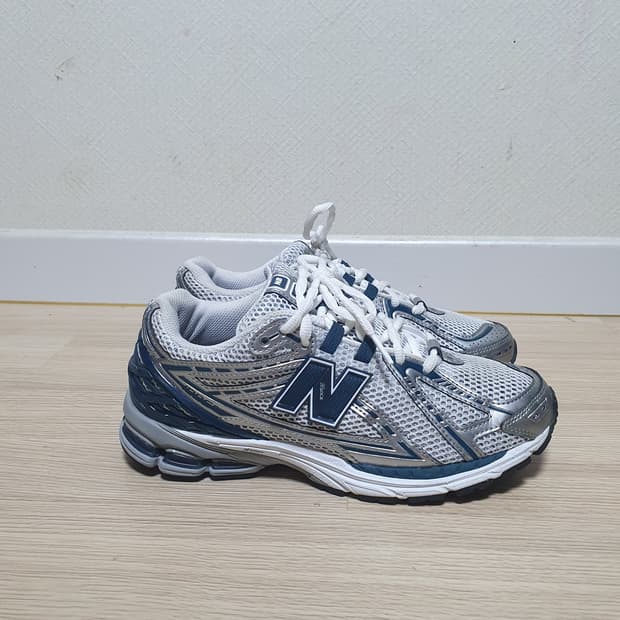 뉴발란스 1906R 운동화 250