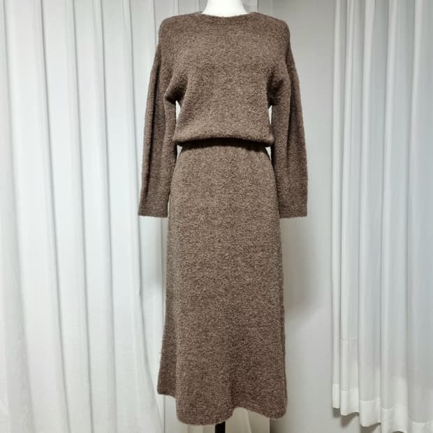 랑방컬렉션 부클 니트 롱원피스 울54,야크22혼방 (55쯤) 22년도생산