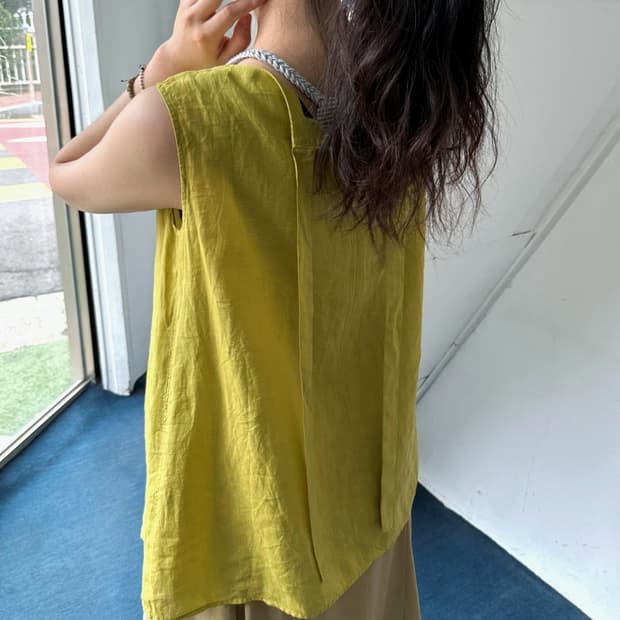 Design shirred linen sleeveless top