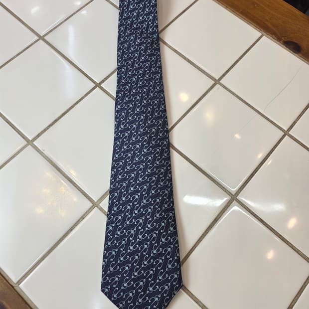 HERMES 실크 넥타이 판매합니다. 