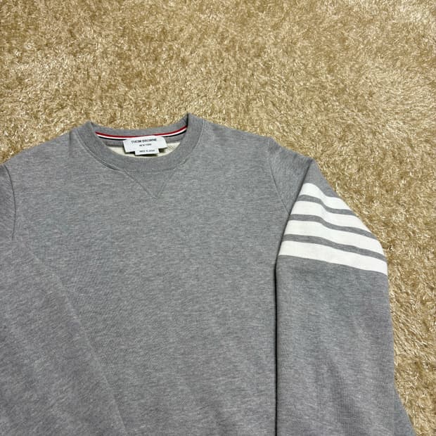 톰브라운 사선완장 맨투맨 그레이