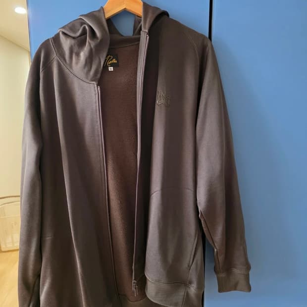 니들스 후드집업