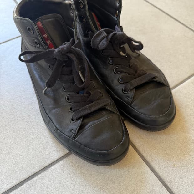 프라다 스포츠 레더 미드탑 스니커즈