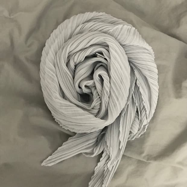 플리츠플리즈 이세이미야케 스카프 라이트 그레이