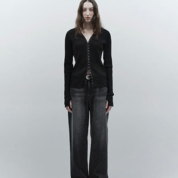 인사일런스 우먼 후크 디테일 탑 black