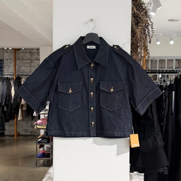 산드로 다크데님 포켓 크롭 하프 셔츠