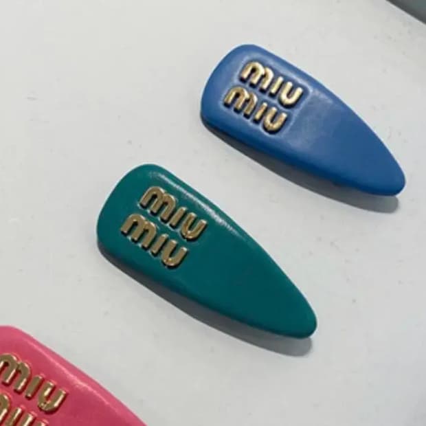 미우미우 miumiu 나파레더 헤어클립 헤어핀