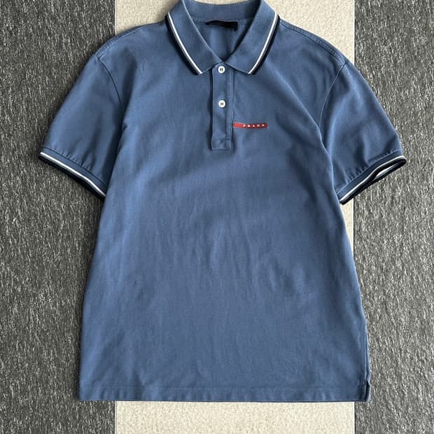 프라다 리네아 로사 배색 카라 티셔츠 