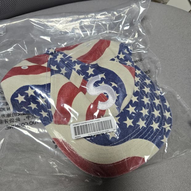 슈프림 피그먼트 코티드 S 로고 6-패널 플래그 - 26SS