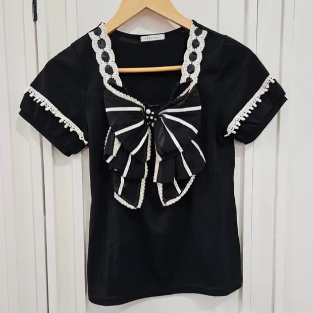 액시즈팜 블랙 리본 레이스 블라우스