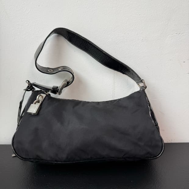 프라다 버클 스트랩 숄더백(정품)
