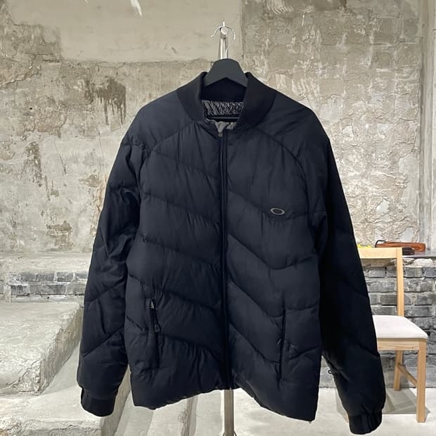 오클리 00’s 블랙 로고 덕 다운 패딩