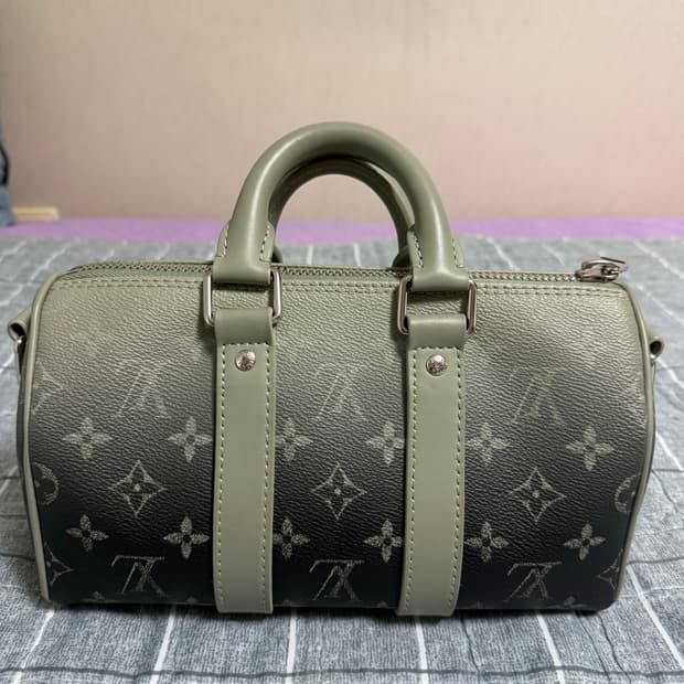 루이비통 모노그램 키폴 카키 반둘리에 25 민트급 