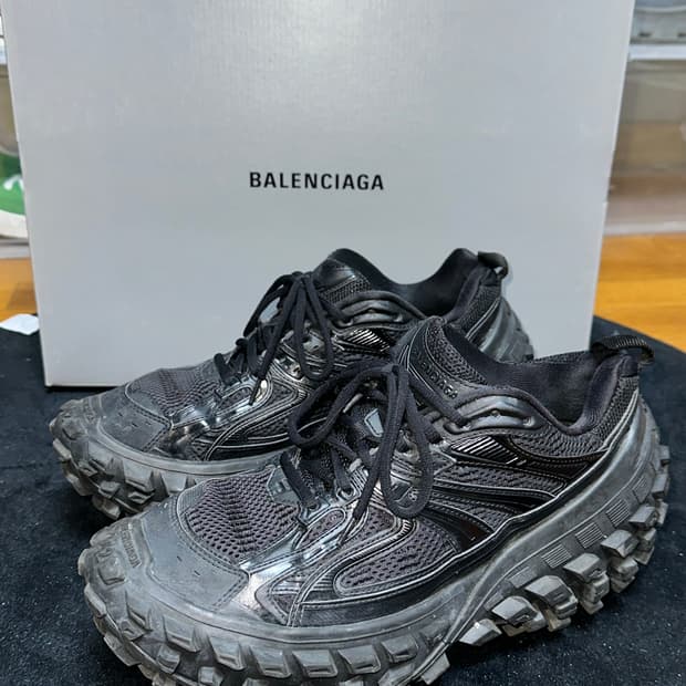 발렌시아가 디펜더 43사이즈 