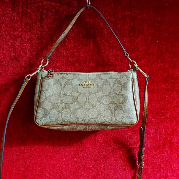 코치(COACH) 시그니쳐 탑 핸들 파우치 미니 크로스백