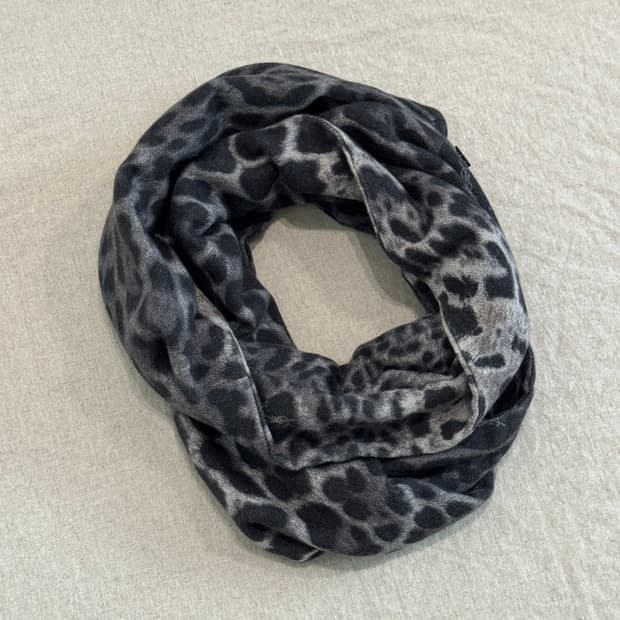 YSL 울캐시미어 레오파드 넥워머