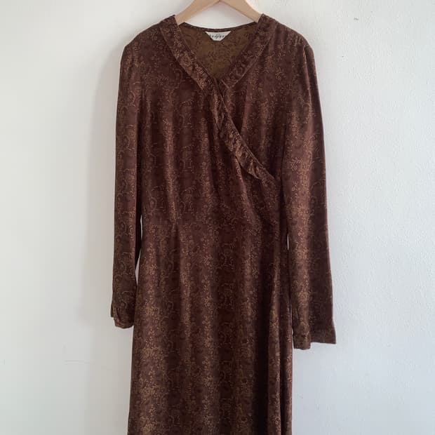 Oriental v lace neck dress