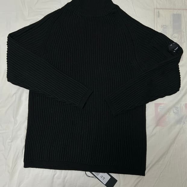 CP Company 렌즈 골지 터틀넥 니트 블랙 52(105) 판매합니다