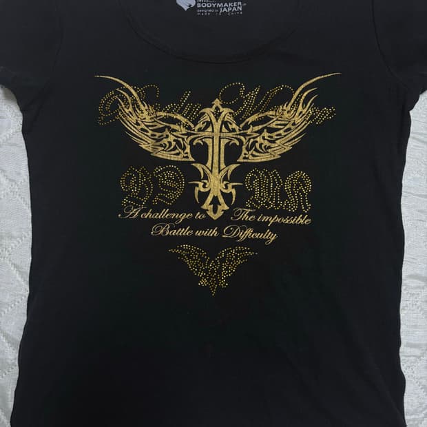 Gothic Crest Graphic Tee 고딕 그래픽 반팔티