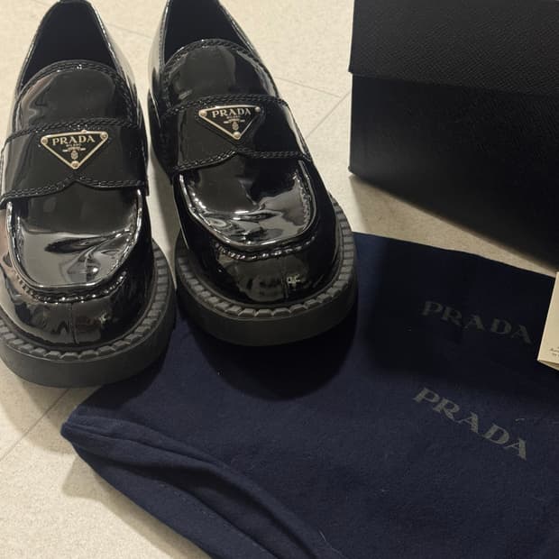 프라다 브러쉬드 가죽 로퍼