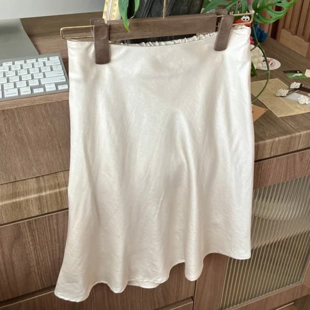 새틴 미니 플레어 스커트 크림
