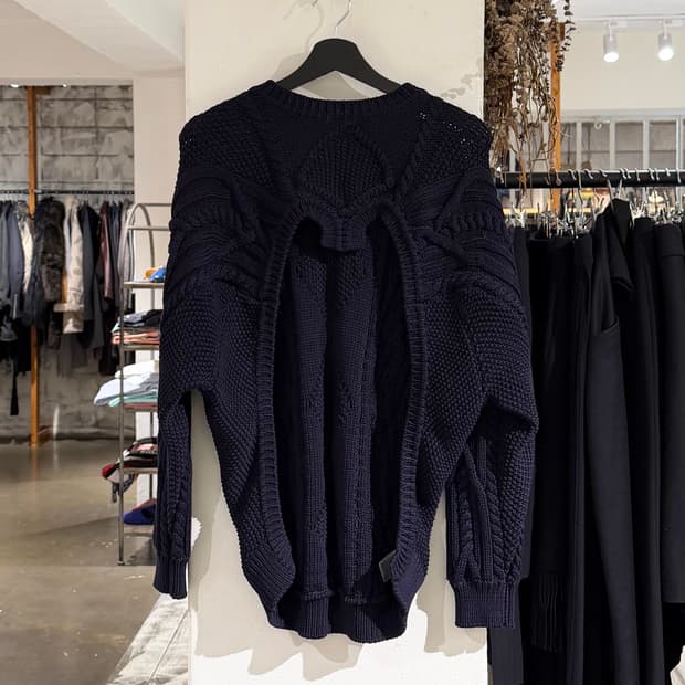 버버리 네이비 프론트 컷아웃 니트