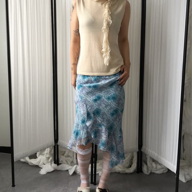 Lace tied point sleeveless