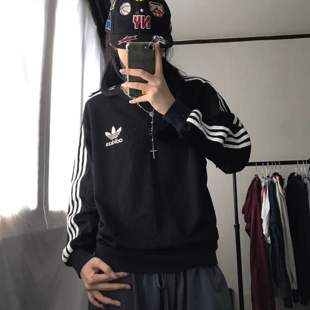 아디다스 검흰 맨투맨