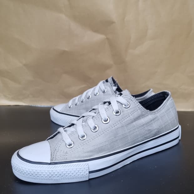 디아도라. 스니커즈 220