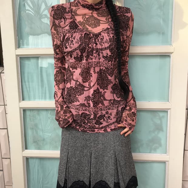 Layered point pattern high neck mesh sle