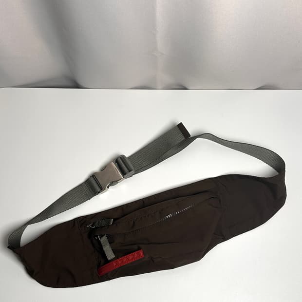 프라다 스포츠 나일론 벨트백 – 테크니컬 미니멀리즘의 상징