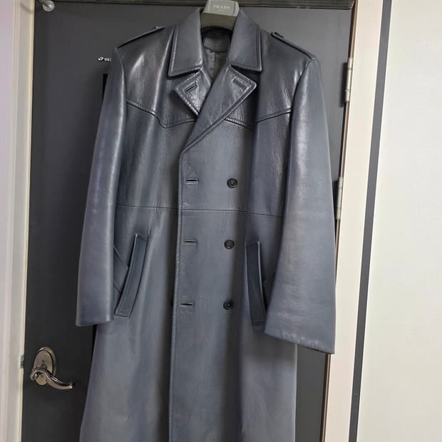 프라다 22fw 고트레더 더블 장교 코트