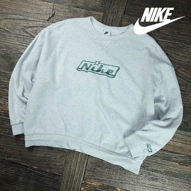 [나이키] 로고 자수 오버핏 맨투맨 아이보리 M19696