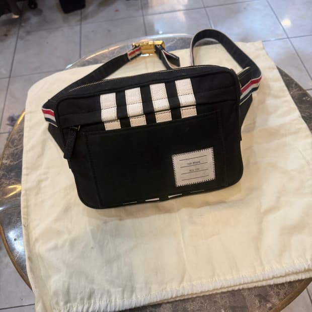 정품 톰브라운 벨트백 팝니다