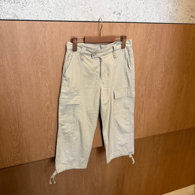 유니클로 카프리 카고 팬츠 밑단 스트링 디테일 베이지 K123